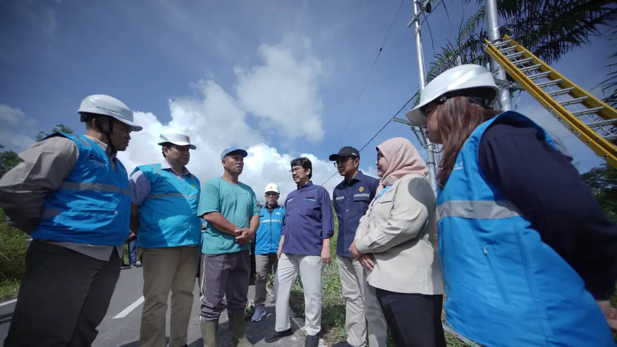 TERIMA KASIH: Kepala Desa Durin Serugun, Ngamanken Tarigan (3 dari kiri) saat menyampaikan rasa terima kasih kepada Pemerintah dan PLN atas hadirnya listrik di Dusun II Derek Desa Durin Serugun Kecamatan Sibolangit. (ISTIMEWA/SUMUT POS)