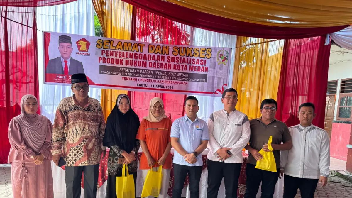 BERSAMA: Wakil Ketua Fraksi Gerindra DPRD Kota Medan, Fauzi bersana warga di sela-sela sosialisasi Peraturan Daerah Nomor 7 Tahun 2024 tentang Pengelolaan Persampahan, yang digelar di Jalan Sempurna, Kelurahan Sudirejo I, Kecamatan Medan Kota. (ISTIMEWA/SUMUT POS)