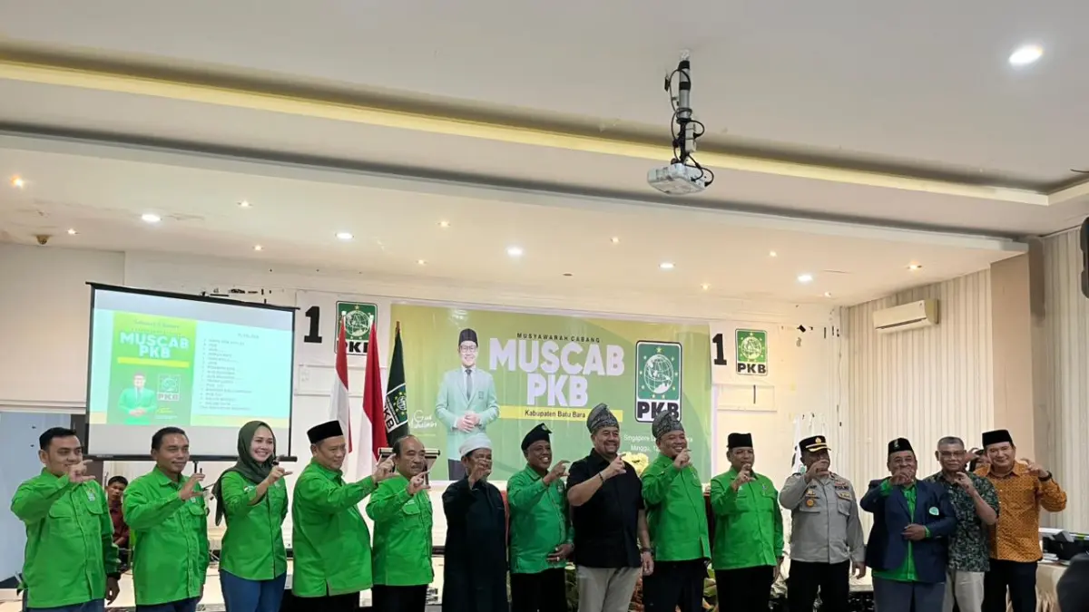 BERSAMA: Bupati Batubara H Baharuddin Siagian SH MSi bersama Ketua DPC PKB Batubara Mustafa Kamal Ratta, Sekwil  PKB Provinsi Sumatera Utara,  Zera Salim Ritonga dan unsur pengurus DPC PKB Batubara saat Muscab PKB Batubara Tahun 2026, Minggu(12/4/2026) di Hotel Singapore land, Batubara. (Liberti H Haloho/Sumut Pos)
