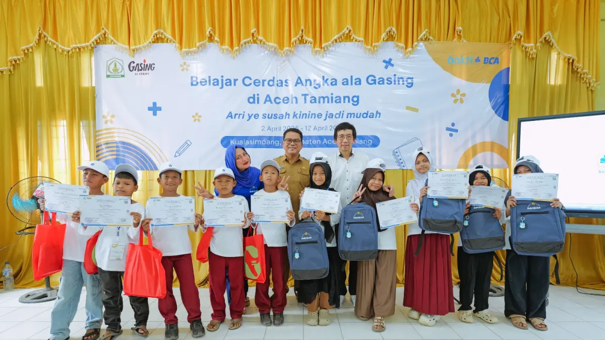 BERSAMA: EVP Corporate Communication & Social Responsibility BCA Hera F. Haryn (kiri), Plt Kepala Dinas Pendidikan dan Kebudayaan Aceh Tamiang Drs. Sepriyanto (tengah), dan Prof. Yohanes Surya, Ph.D (kanan) bersama siswa peserta Belajar Cerdas Angka ala GASING di Aceh Tamiang, Senin (13/4/2026). (Dok BCA)