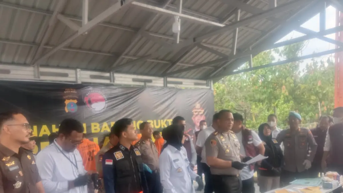  Kapolres Batu Bara, AKBP Dolly Nainggolan disampingi Kasat Narkoba, AKP Arifin Purba, Ka. BNN AKBP Arnis
 Purba saat tunjukkan 2 Kg sabu disita dari kurir asal Medang Deras, Senin(13/3/2026). (Liberti H Haloho/Sumut Pos)