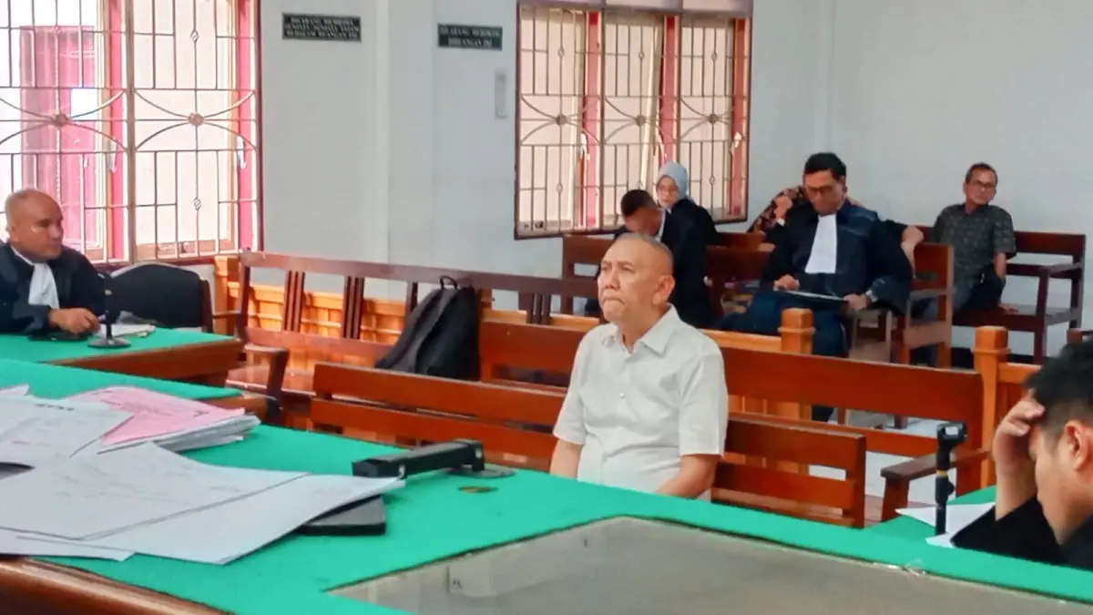 KORUPSI: Mantan Kadisdik Tebingtinggi, Idam Khalid, terdakwa korupsi pengadaan Smartboard menjalani sidang dakwaan di Pengadilan Tipikor Medan, Senin (13/4/2026) sore. (Dok: istimewa)
