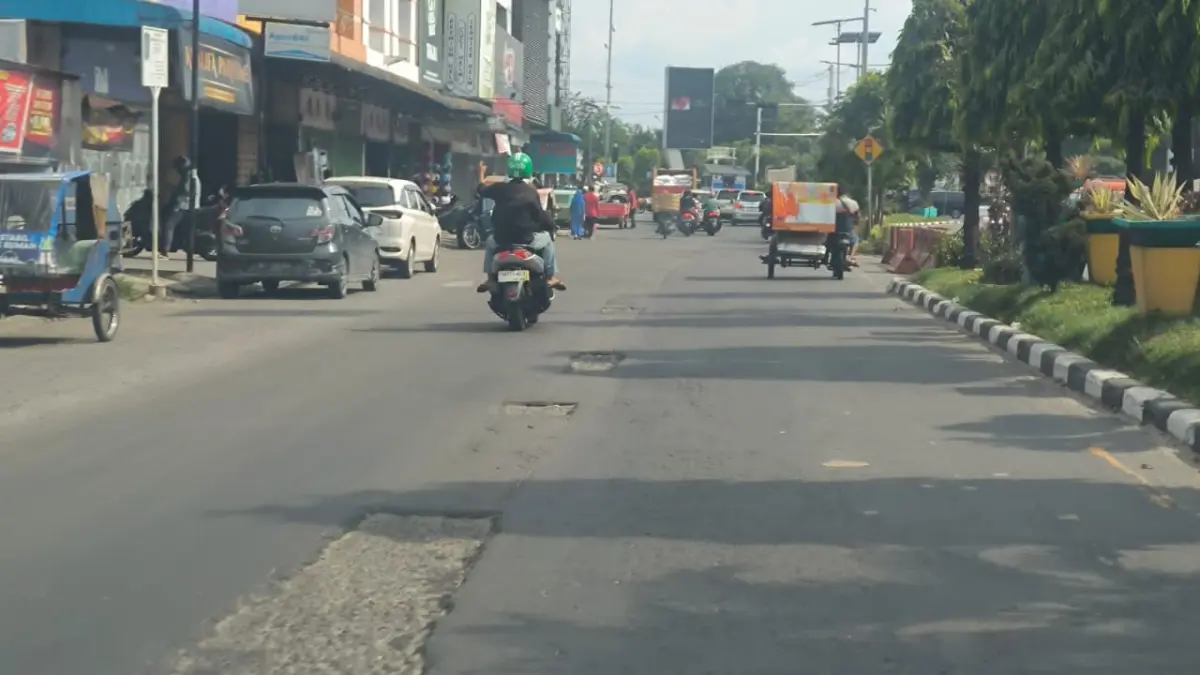 
MAKAN KORBAN: Proyek tambal sulam Dinas PUTR Binjai di Jalan Amir Hamzah yang mengakibatkan korban. (Teddy Akbari/Sumut Pos)