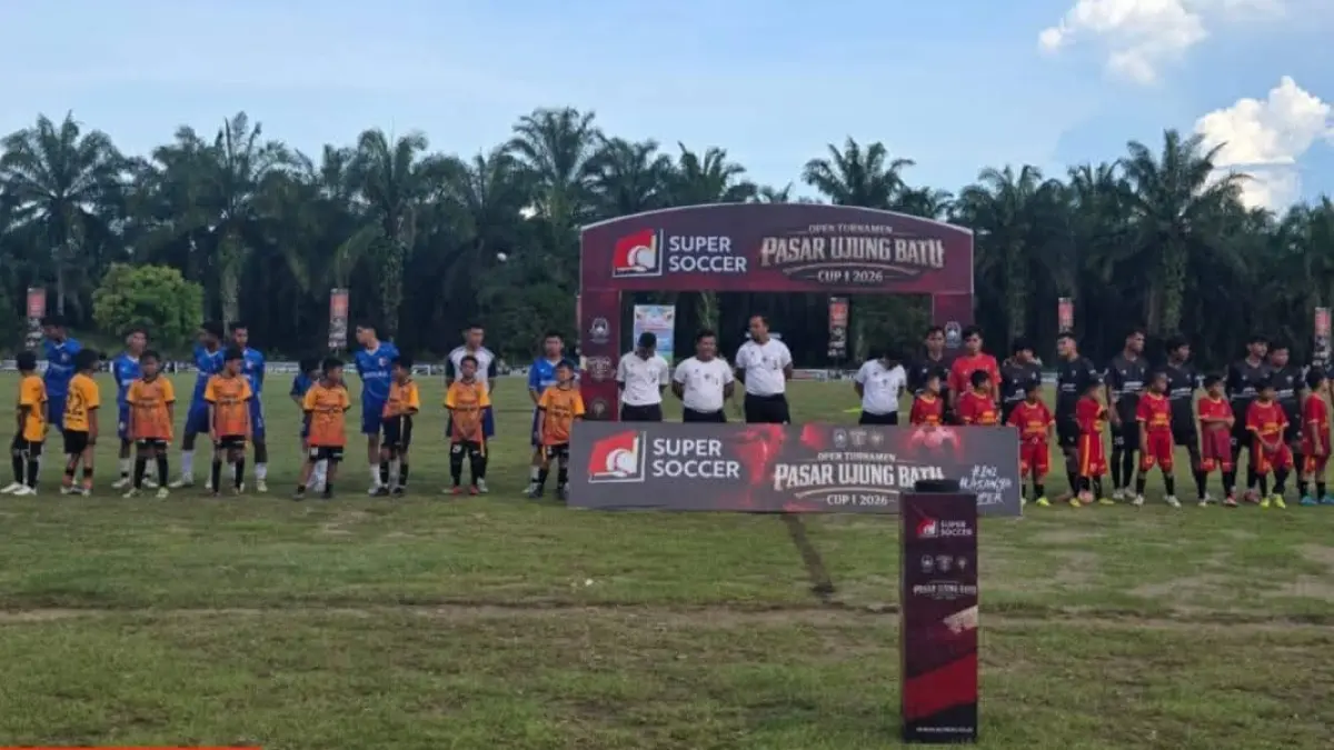 Open Turnamen Pasar Ujung Batu Cup 1, Palas resmi bergulir yang diikuti 44 klub Sepak Bola. (MITRA HARAHAP/SUMUT POS)
