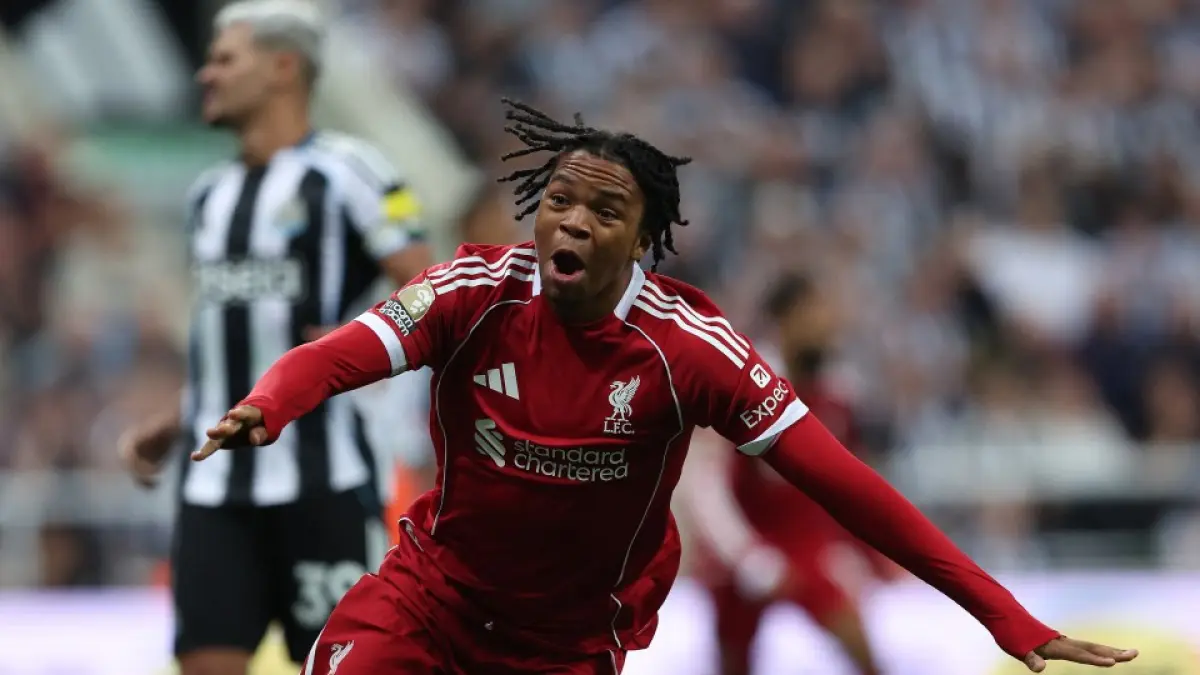  Rio Ngu moha melakukan seleberasi usai mencetak gol. (int)