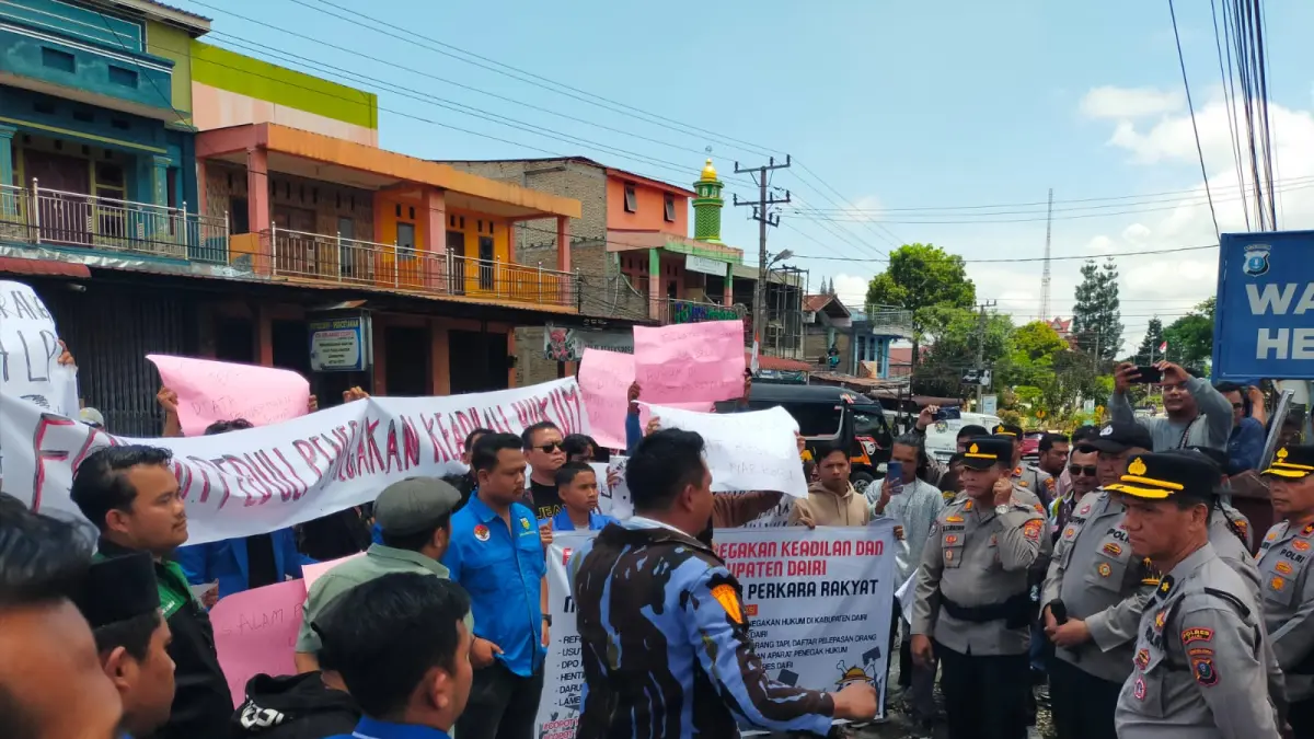 UNJUKRASA: Puluhan massa OKP tergabung dalam Forum Peduli Penegakan Keadilan dan Hukum Kabupaten Dairi, unjukrasa di Polres Dairi, Senin (13/4/2026). (RUDY SITANGGANG/SUMUT POS)