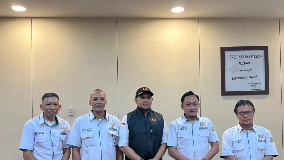 BERSAMA: Ketua Umum KONI Kota Medan Aswindy Fachrizal SE didampingi pengurus bersama Kajari Medan Ridwan Sujana Angsar. (Dok: KONI Sumut)
