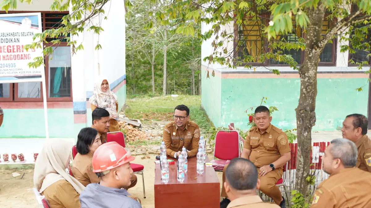 Bupati  Labusel Fery Syahputra Simatupang bersama OPD dan guru di sela-sela melakukan peninjauan di sekolah dasar.(ISTIMEWA/SUMUT POS)