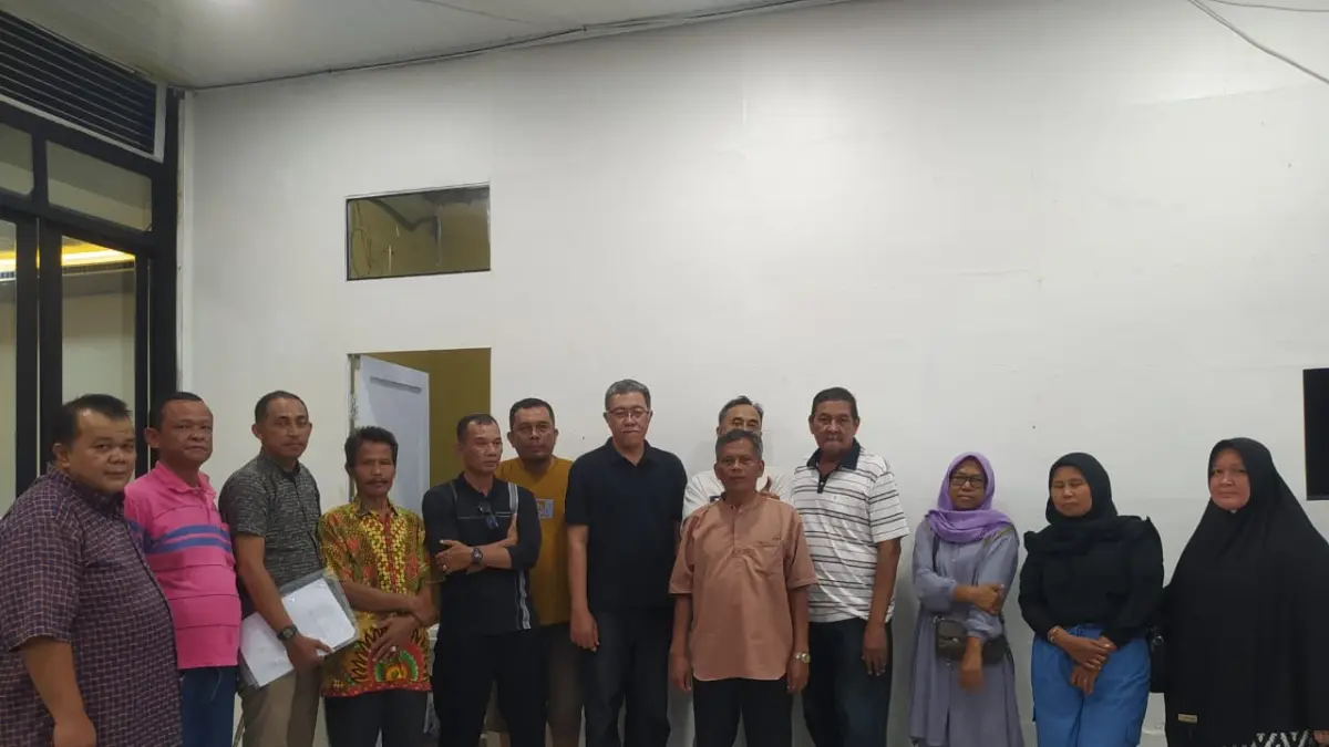 DIDAMPINGI: Pengurus nazir Masjid Al Ikhlas Namorambe, didampingi kuasa hukum mendatangi Polda Sumut, Senin (13/4/2026). (Dok: istimewa)

