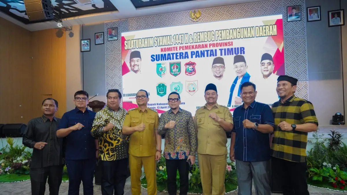 FOTO BERSAMA:Bupati Batubara H Baharuddin Siagian foto bersama dengan Anggota Komisi II DPR RI, Ahmad Doli Kurnia Tandjung, Ketua Komite Pemekaran Provinsi Sumatera Pantai Timur Muslim Simbolon. (LIBERTY H HALOHO/SUMUT POS)