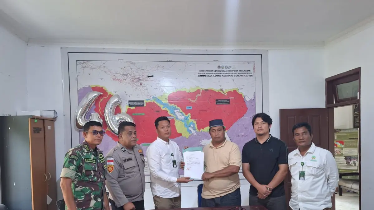 IKHLAS: Keluarga Kris Biantoro saat menandatangi surat pernyataan. Kris Biantoro disemayamkan di Padang Sapana, Gunung Leuser. (Dok: istimewa)