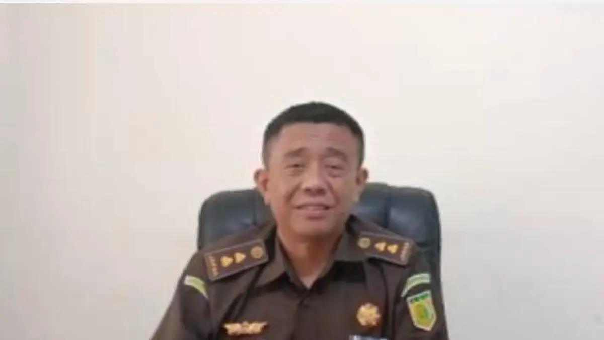  Kajari Nisel, Edmond Novvery Purba saat diwawancarai. Senin, (13/4/2026). (Istimewa/Sumut Pos)