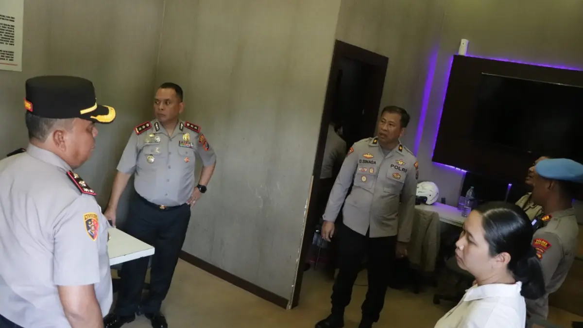 Kapolres Serdang Bedagai, AKBP Jhon Sitepu, didampingi pejabat utama (PJU) melakukan pengecekan langsung ruang pelayanan Call Center 110 di Mapolres Sergai, Senin (13/04). ( Fadly/ Sumut Pos)