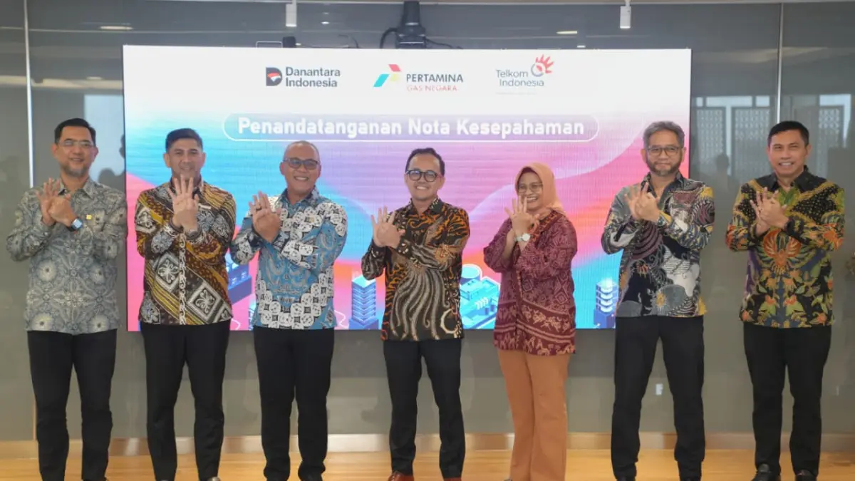KERJA SAMA: Manajemen PGN dan Telkom.berfoto.bersama usai penandatangan kerja sama. (Dok: PGN)