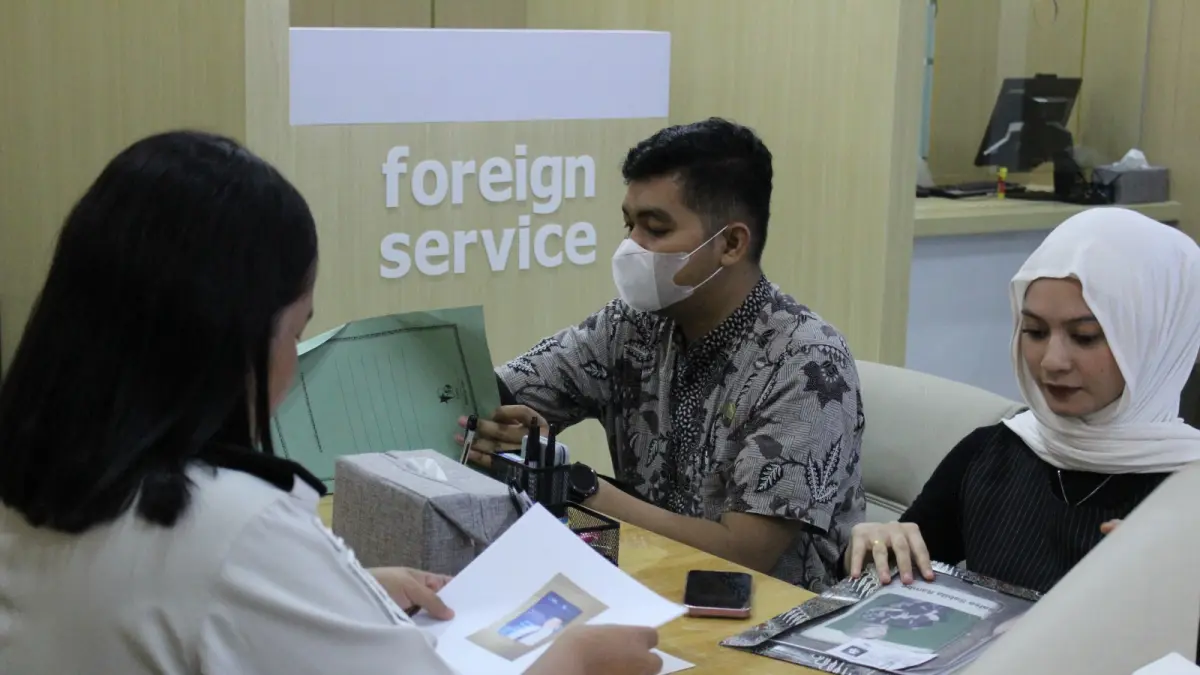 LAYANI: Petugas Imigrasi Medan saat melayani warga yang akan menguris paspir di Immigration Lounge Delipark Medan. (Dok: Imigrasi Medan)