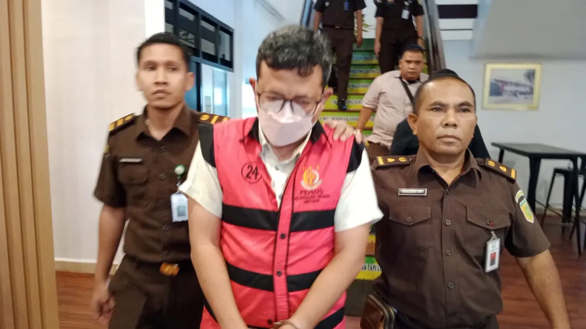 MFF 2024: Mantan Kabid Diskop UKM Medan, Ahmad Syarif, salah satu tersangka dugaan korupsi MFF 2024 saat ditahan Kejari Medan. (Dok: istimewa)
