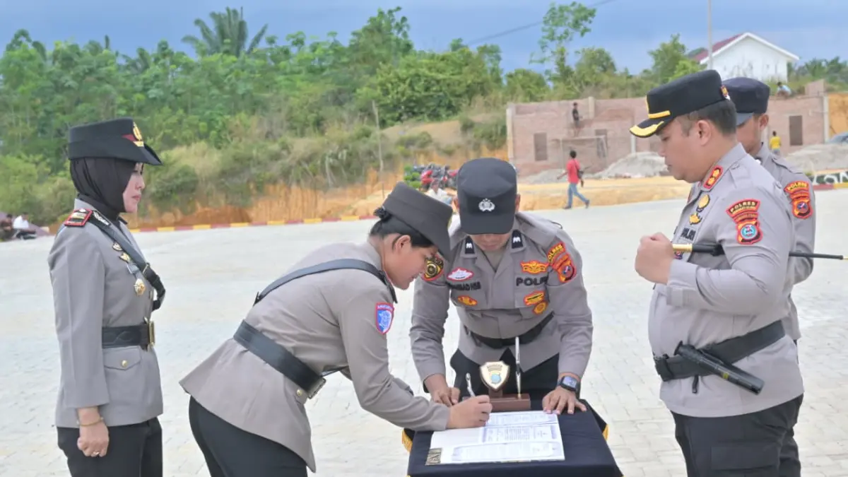 Penandatanganan berita acara sertijab Kasatlantas Iptu Rostati Sihombing. (KAIRUDDIN/SUMUT POS)