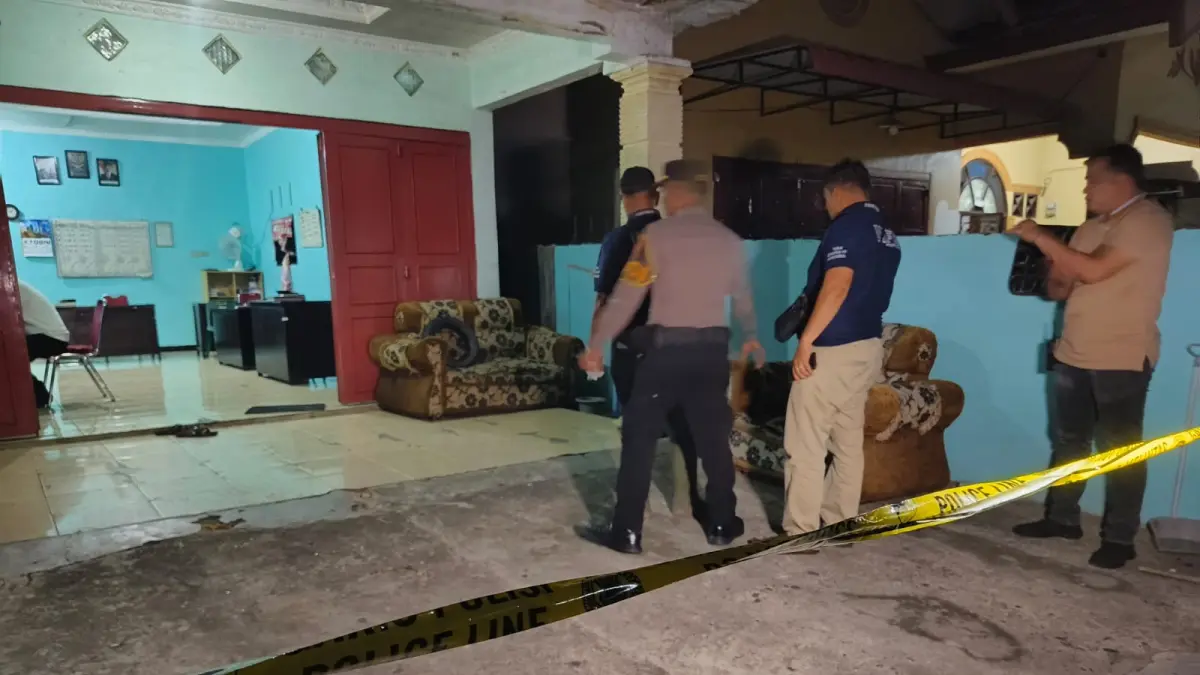 Personel Inafis Polres Tebingtinggi melakukan olah TKP di halaman rumah warga atas kasus pembunuhan terhadap seorang perempuan.  (Azan Purba / Sumut Pos)
