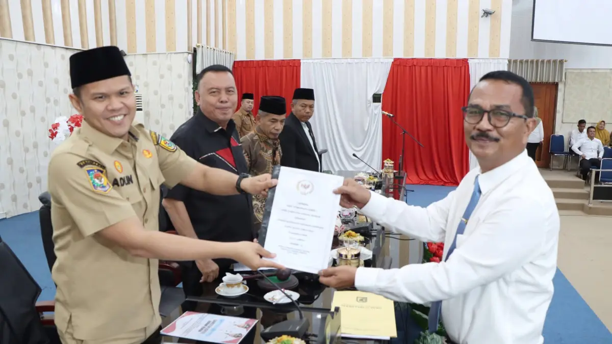SERAHKAN: Rasdiaman Damanik menyerahkan hasil pembahasan LKPJ Komisi I kepada Wakil Bupati Sergai Adlin Tambunan . ( Fadly/Sumut Pos)