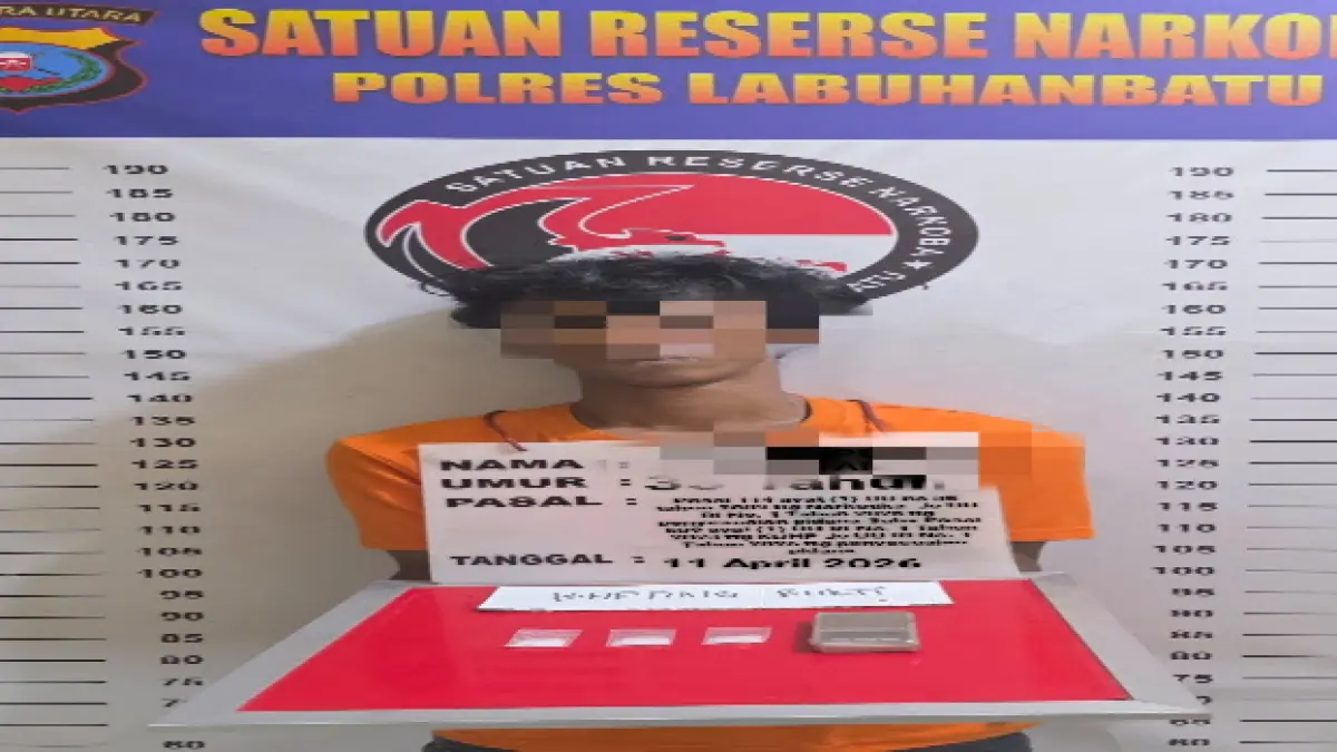 Tersangka Eko saat diamankan di Satresnarkoba Polres Labuhanbatu.(FAJAR/SUMUT POS)
