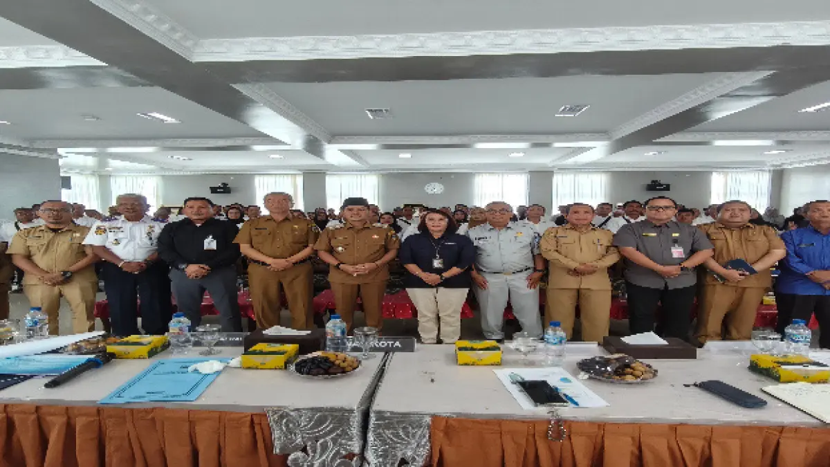 ‎Wali Kota Iman Irdian Saragih,  bersma dengan Sekdako Erwin Suheri Damanik, dan beberapa jajaran pejabat lain nya  dengan foto bersama kepala lingkungan‎di Gedung PemkoTebingtinggi, Selasa(14/04/2026). ( Azan Purba /Sumut Pos)