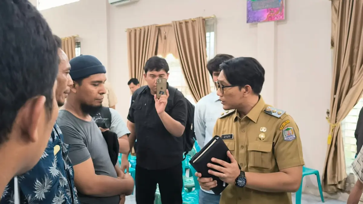 
Wawako Binjai, Hasanul Jihadi saat berkomunikasi dengan pedagang kaki lima yang digusur. (Teddy Akbari/Sumut Pos)