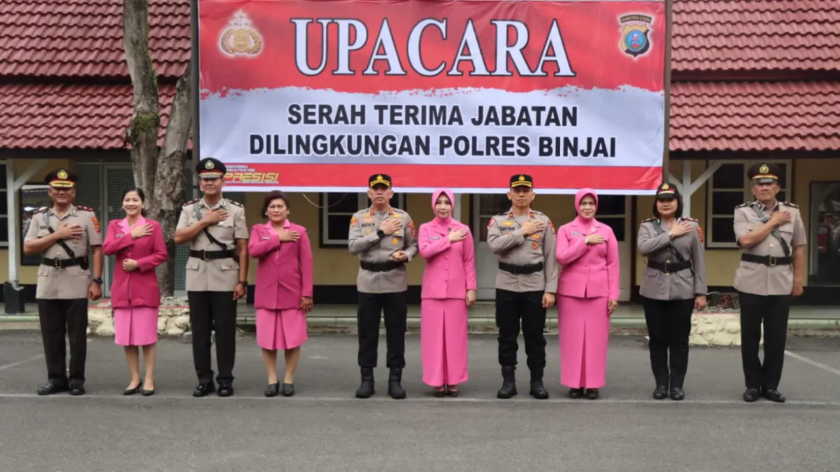
Foto bersama Kapolres Binjai, AKBP Mirzal Maulana dengan dua pejabat baru dan lama usai sertijab. (Istimewa/Sumut Pos )
