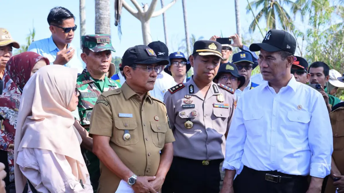 Menteri Pertanian Andi Amran Sulaiman saat meninjau lokasi penanganan sawah terdampak bencana di Desa Lubuk Alung, Kecamatan Lubuk Alung, Kabupaten Padang Pariaman, Sumatera Barat, Selasa (14/4/2026)