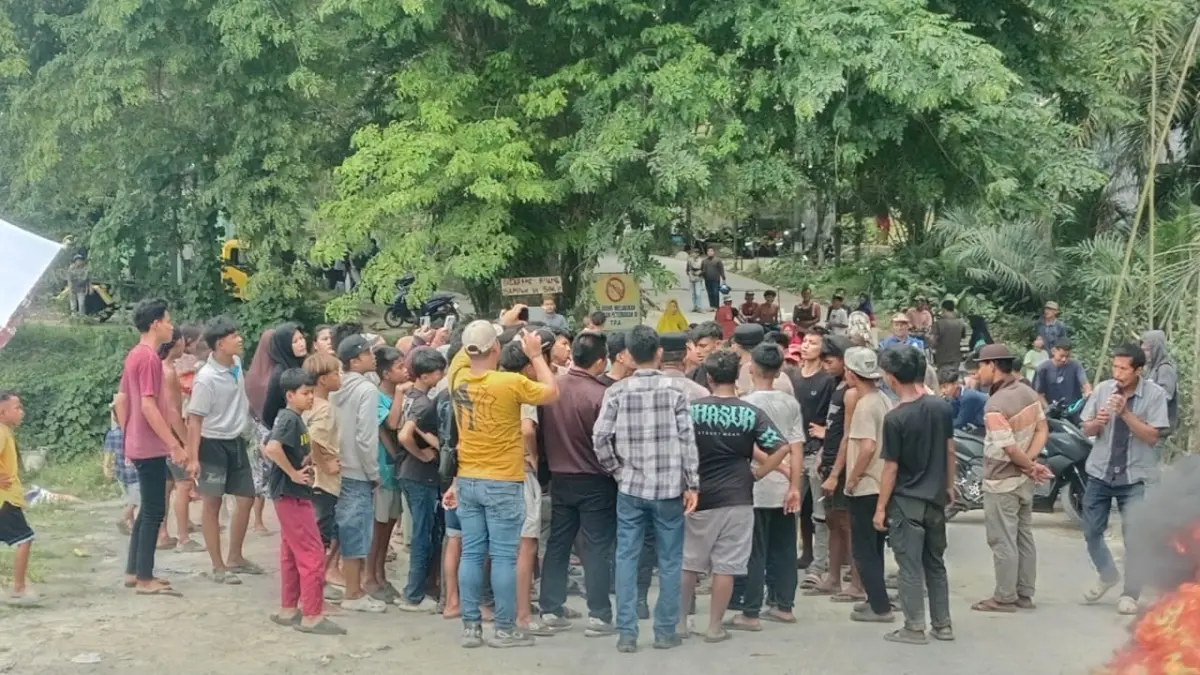 
Aksi bakar ban yang memblokir jalan dengan tuntutan menutup aktivitas galian c diduga ilegal. (Istimewa/Sumut Pos)