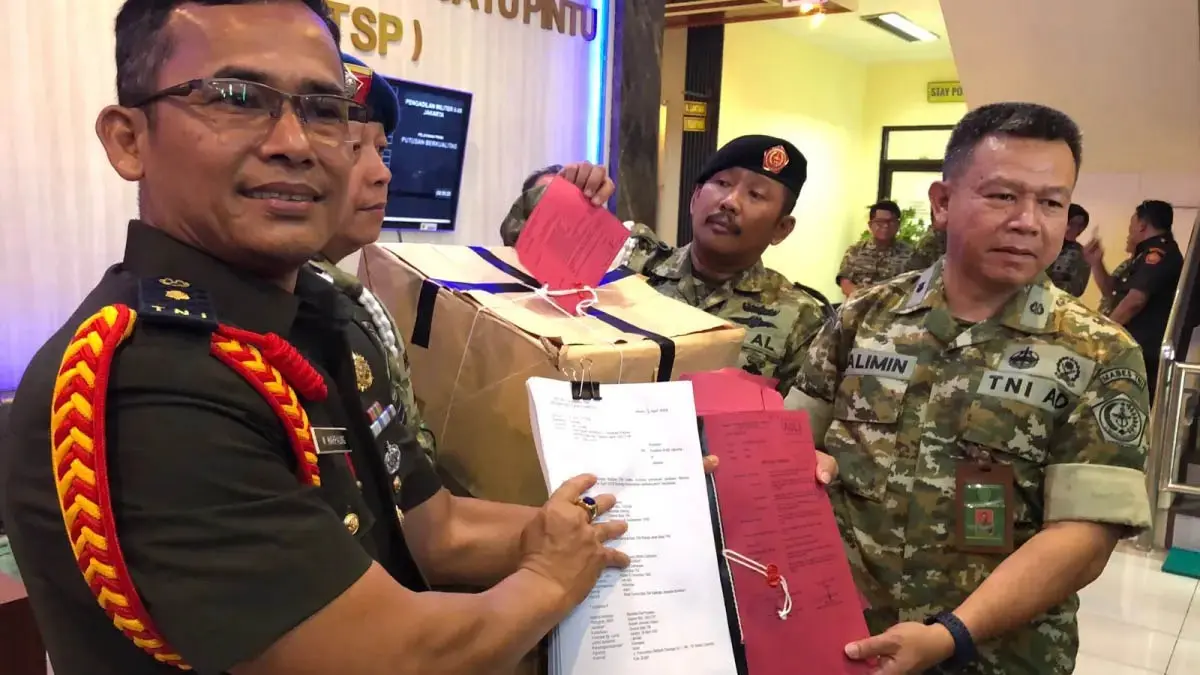 BERKAS: Pengadilan Militer II-08 Jakarta menerima berkas perkara, barang bukti kasus penyiraman air keras kepada aktivis KonyraS, kemarin (16/4). (Dok: istimewa)
