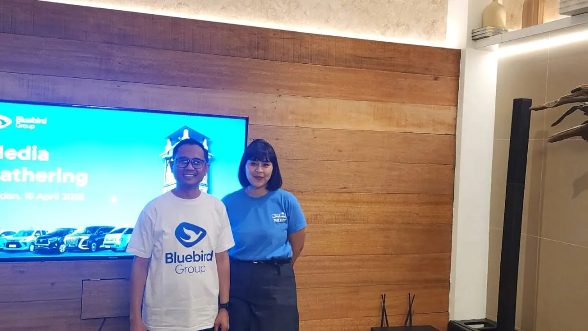 BERSAMA: General Manager Bluebird Group Medan Deny Nurhadi (kiri) bersama Head of Communications & Community PT Blue Bird Tbk, Sekar Adisty (kanan). (istimewa/Sumut Pos)