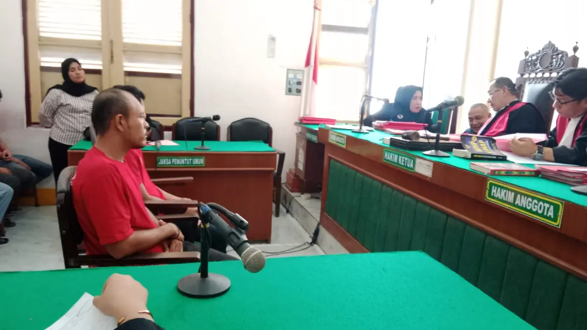 BESI: Para terdakwa kasus pencurian besi stadion Teladan, menjalani sidang dakwaan di PN Medan, Kamis (16/4/2026) sore. (Dok: istimewa)