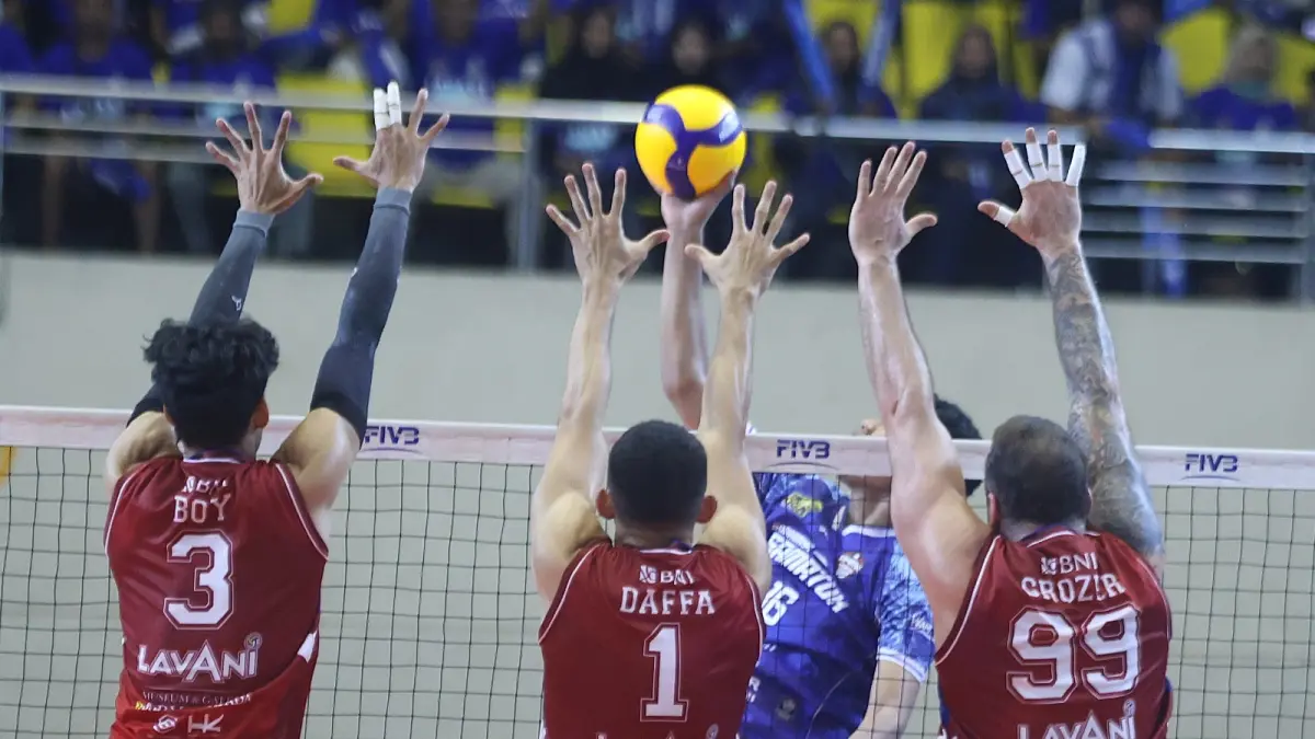 BLOK: Pemain LaVani saat memblok bola dari pemain Surabaya Samator di Final Four Proliga 2026 seri Semarang. (Dok: Proliga)