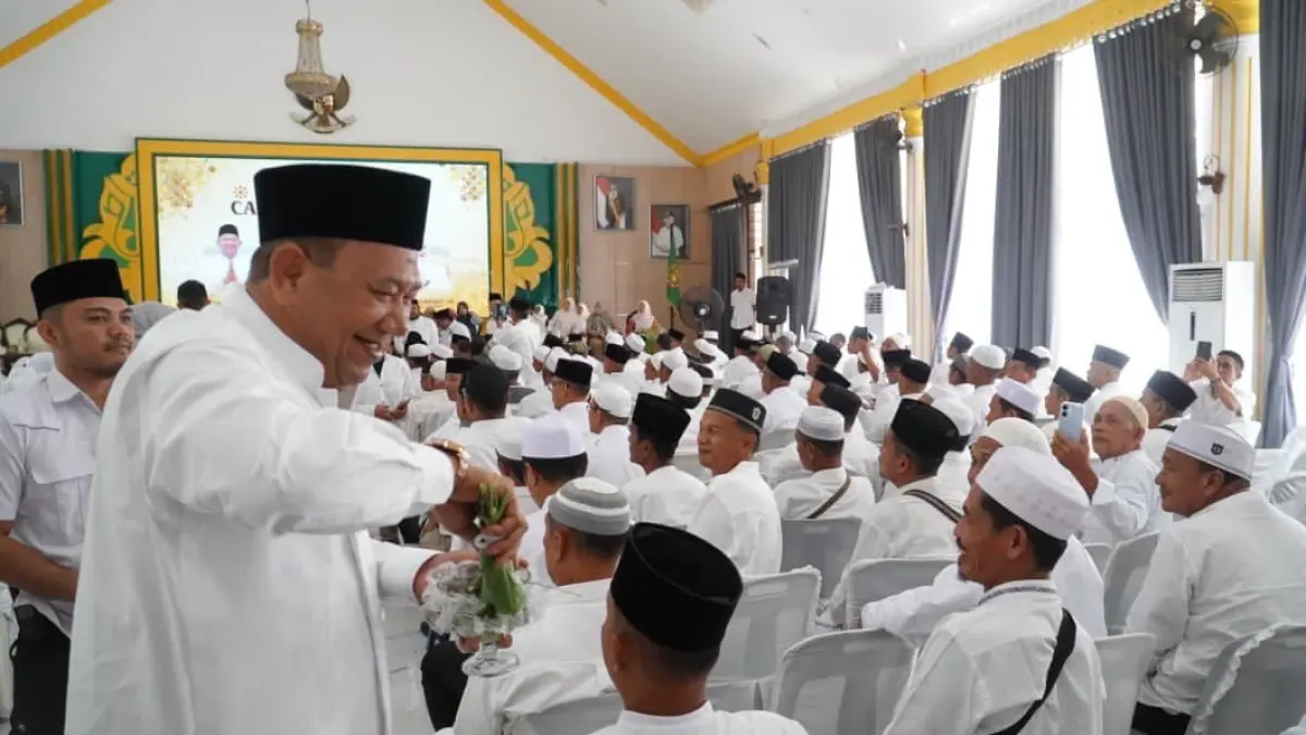 
Bupati Langkat, Syah Afandin saat melakukan tepung tawar kepada ratusan calhaj. (Diskominfo Langkat/Sumut Pos)