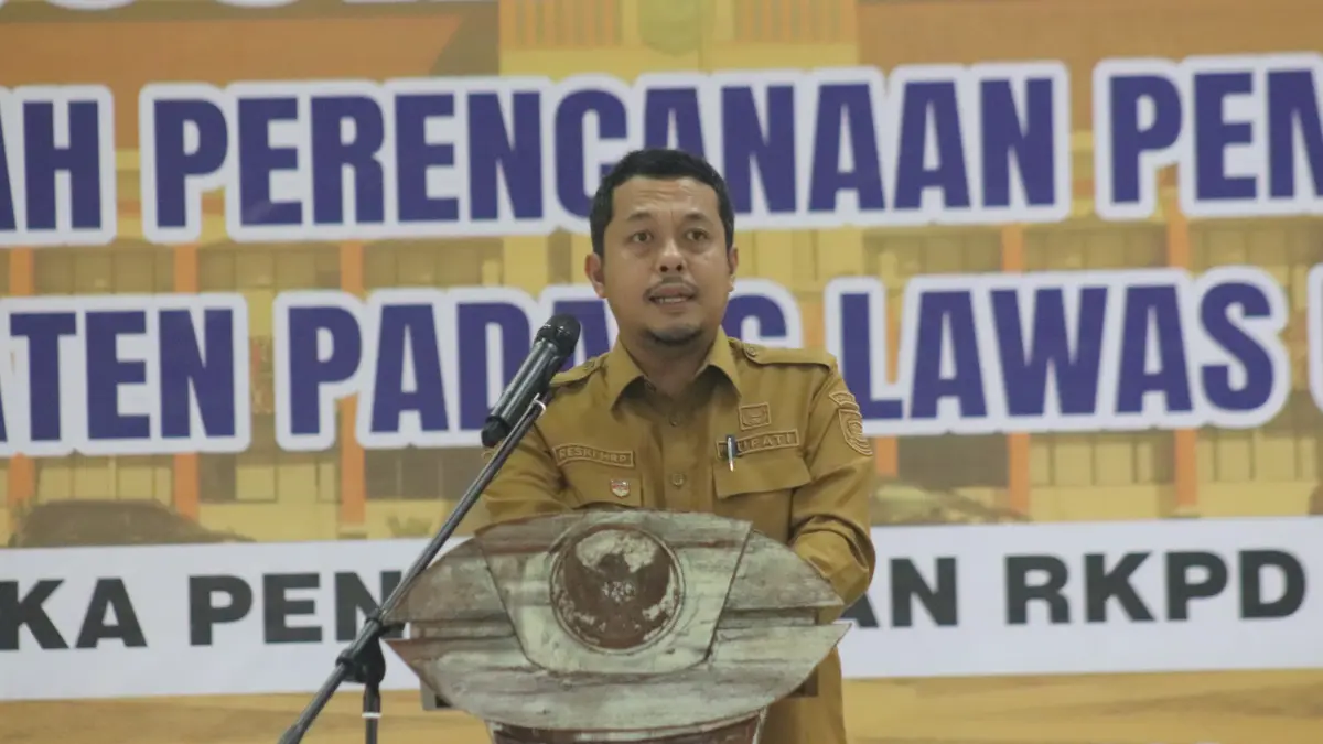 Bupati Padang Lawas Utara Reski Basyah Harahap saat  membuka Musyawarah Perencanaan Pembangunan ( Musrenbang ) tahun 2027. (MITRA HARAHAP/SUMUT POS)