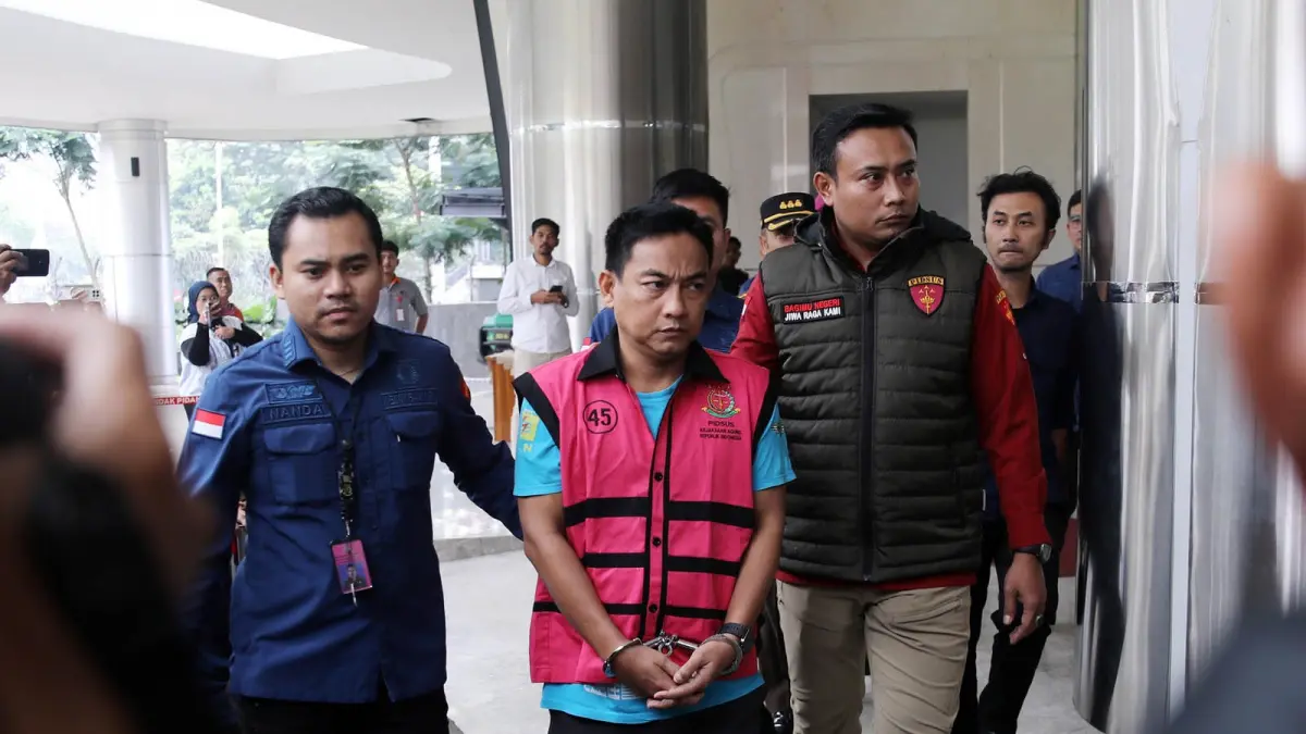 DITAHAN: Tim penyidik Kejaksaan Agung (Kejagung) menahan Ketua Ombudsman Hery Susanto atas dugaan suap tambang. (JAWAPOS/SUMUT POS)