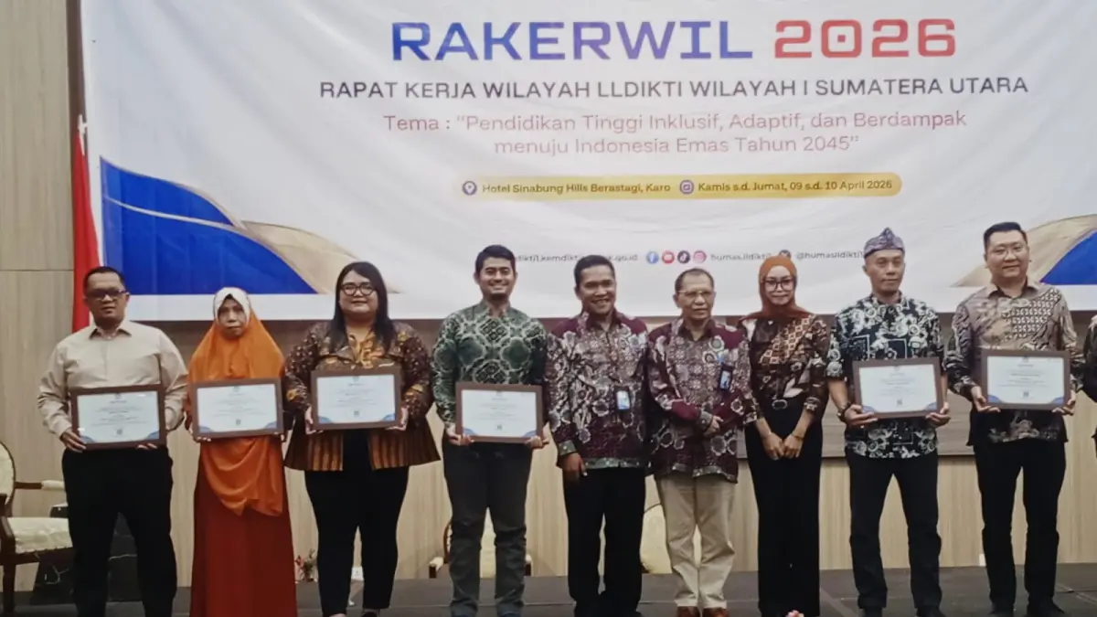 GANESHA: Direktur Politeknik Ganesha Diding Kusnady, S.Pd., M.M (2 kanan) menerima anugerah dari LLDikti Wilayah I. (Deddi Mulia Purba/Sumut Pos)