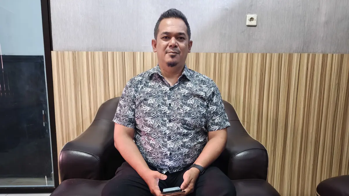 Kepala Dinas  Kominfo kota Tebingtinggi,  Ghazali Rahman ketika ditemui di ruang kerja Kantor  Dinas Kominfo kota Tebingtinggi, Kamis (16/4/2026).  (Azan Purba /Sumut Pos