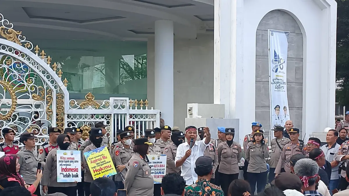 PT TPL : Ratusan massa yang tergabung dalam Forum Masyarakat Berjuang dari wilayah Toba, Tapanuli Utara, Samosir, dan Simalungun menggelar aksi damai di depan Kantor Gubernur Sumatera Utara, Jalan Diponegoro, Medan, Kamis (16/4/2026). (Dok: Ihsan Syahreza/Sumut Pos)