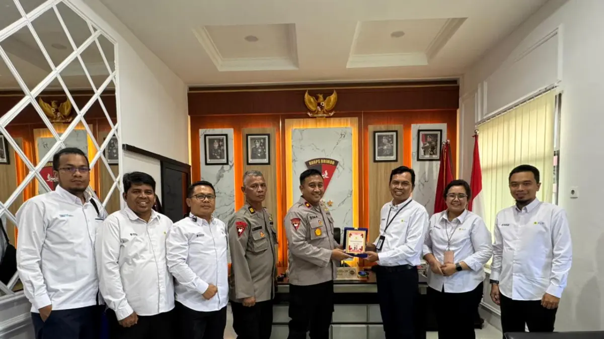 Penyerahan Cinderamata oleh MUP3 P. Siantar sebagai simbol penguatan sinergi antarlembaga dalam mendukung keamanan operasional kelistrikan. (ISTIMEWA/SUMUT POS)