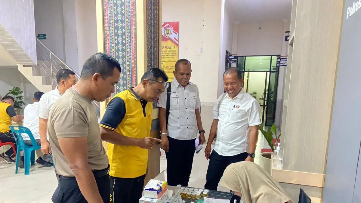 Sejumlah personel Polres Labusel ikuti cek kesehatan. (Khairuddin/Sumut Pos)