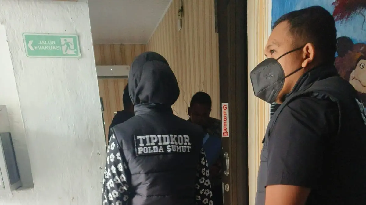 Suasana Kantor Dinas Kominfo Kota Tebing Tinggi saat tim Krimsus Polda Sumut melakukan pemeriksaan, Kamis (16/4/2026) sore.  (Azan Purba/ Sumut Pos)