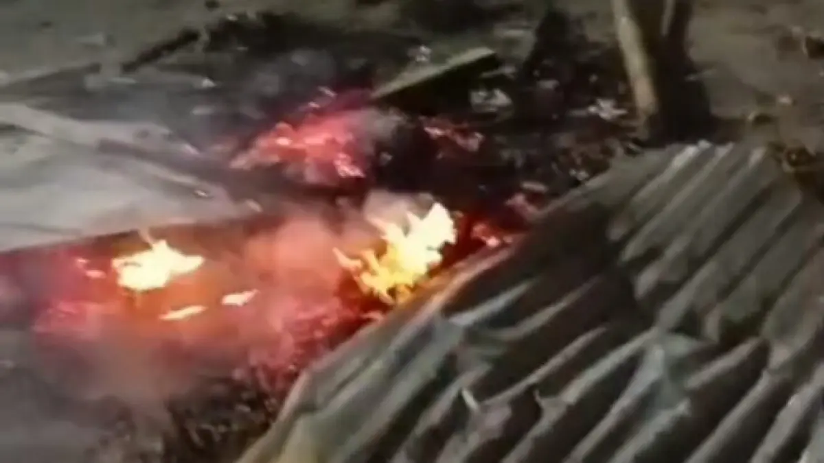 Tawuran antar desa di Tanjung Tiram brutal hingga merusak dan membakar lapak pedagang kaki lima (PKL) di kawasan permukiman warga, Kamis (16/4/2026) dini hari. (Liberti H Haloho/Sumut Pos)
