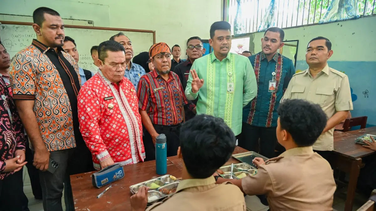 TINJAU: Gubernur Sumut Muhammad Bobby Afif Nasution meninjau SMA Negeri 5 Pematangsiantar, Kecamatan Martoba, Kota Pematangsiantar, Kamis (16/4/2026). (Dok: istimewa)