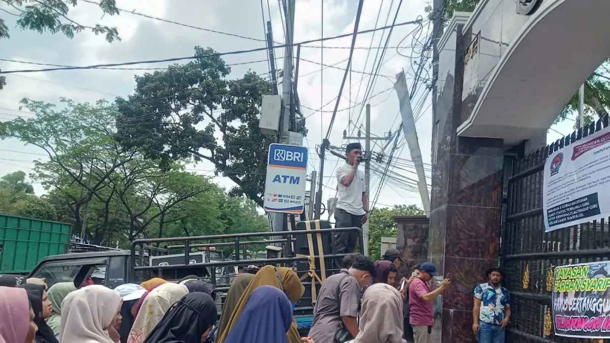 UNJUKRASA: Puluhan massa menggelar unjukrasa di Kantor Kejati Sumut, menuntut pembebasan tiga terdakwa korupsi Dana BOS MAS Sunggal, Kamis (16/4/2026). (Dok: istimewa)