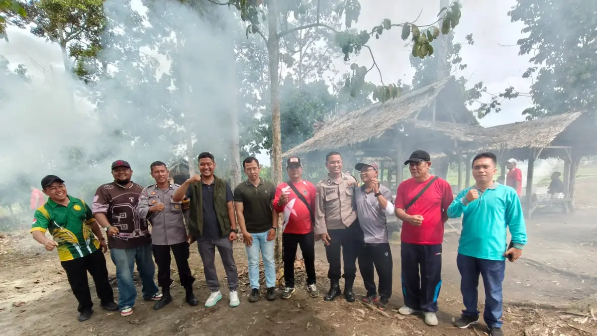 Aparatur Kecamatan Bajenis bersama unsur kepolisian dan masyarakat diabadikan  usai kegiatan gotong royong dalam rangka mendukung Gerakan Asri dan penguatan ekonomi(17/04/2026). (Azan Purba / Sumut Pos)