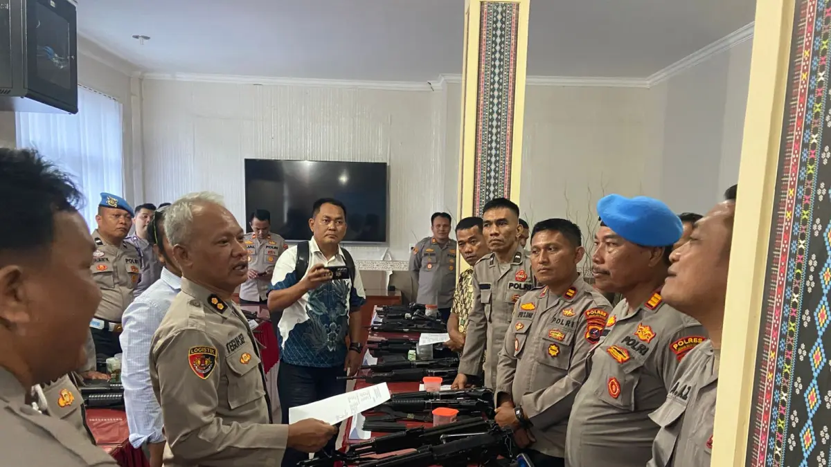 CEK SENPI: Propam Mabes Polri saat melakukan  pemeriksaan senjata api di Mapolres labusel.  (KAIRUDDIN/SUMUT POS)