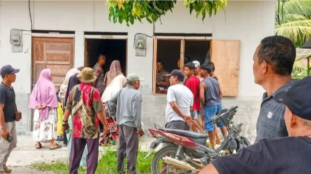 Disaksikan warga, petugas kepolisian saat melakukan olah TKP di rumah korban gantung diri. (BATARA/SUMUT POS)
