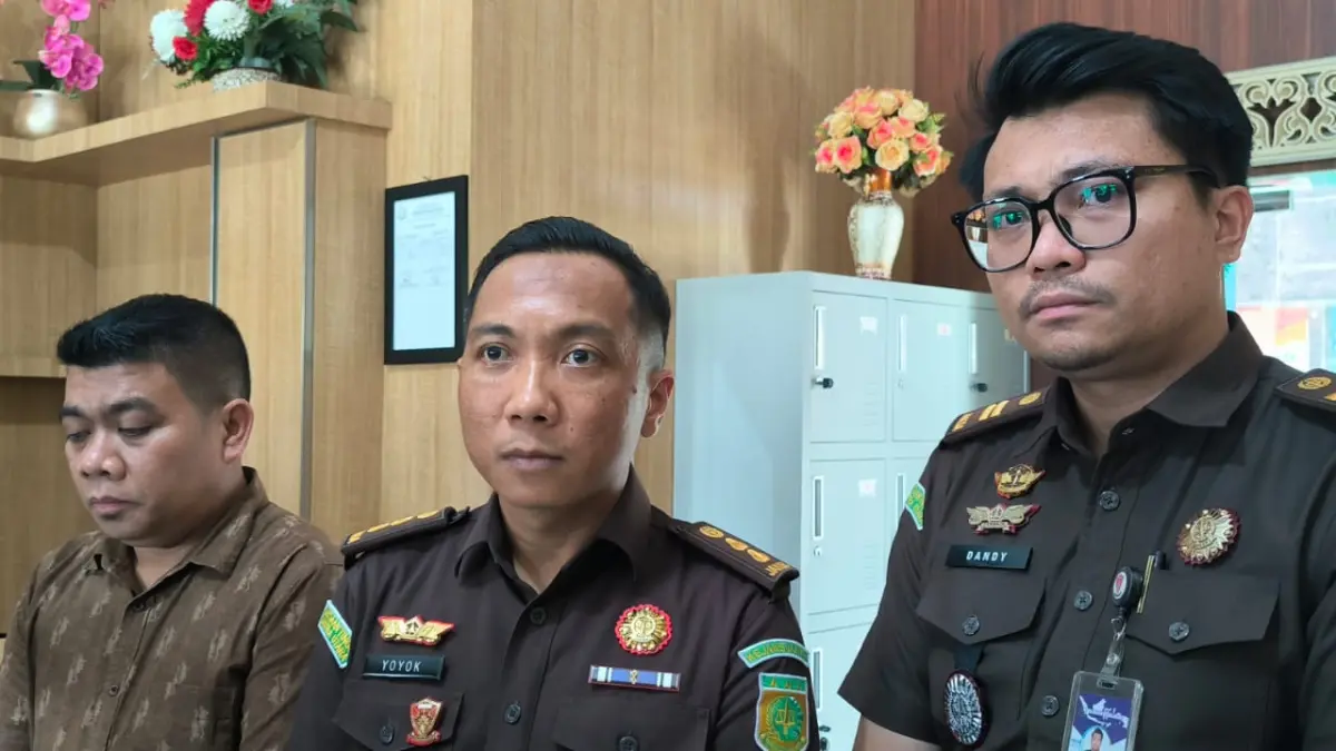 
Kasi Pidum Kejari Langkat, Yoyok Adi Syahputra (tengah) saat memberi keterangan kepada wartawan. (Teddy Akbari/Sumut Pos)