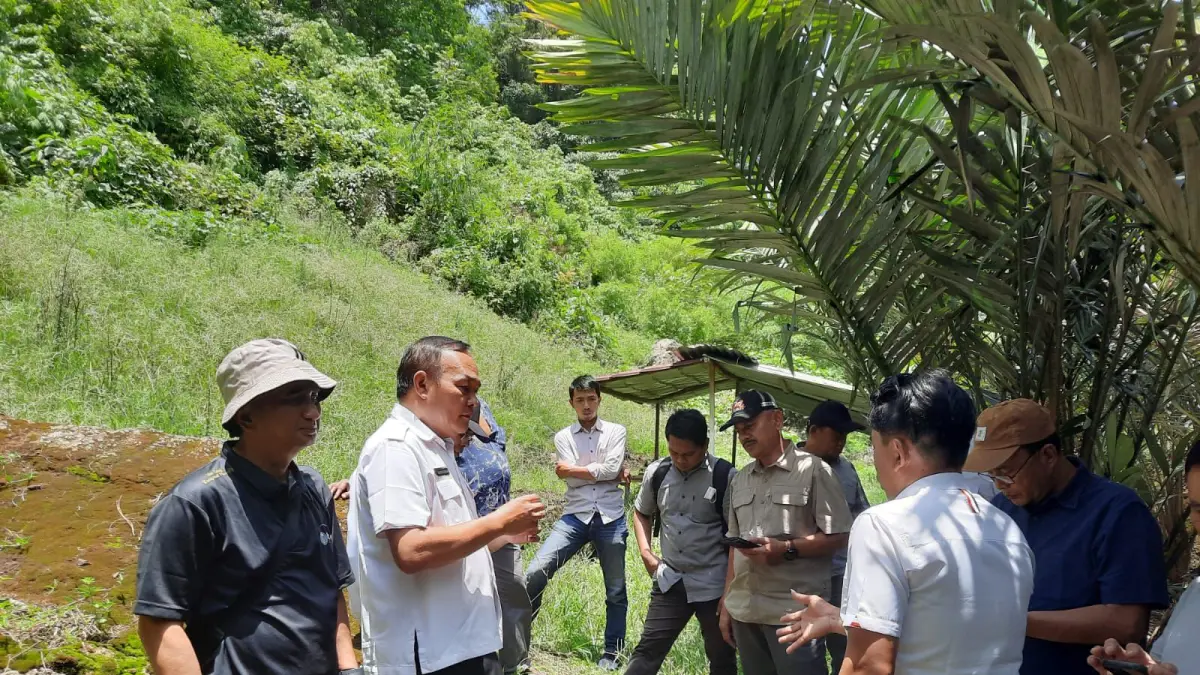 LAPANGAN: Tim Cabang Dinas Wilayah III Pematang Siantar bersama sejumlah instansi terkait melakukan peninjauan lapangan pertambangan batuan oleh PT Marudut Tua Jaya di Kabupaten Toba, Jumat (17/4/2026). (Dok: istimewa)

